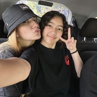 Leticia merupakan putri sulung Sheila Marcia dan mantan suaminya, Erdian Aji Prihatanto atau yang akrab disapa Anji. Beranjak remaja, Leticia terlihat semakin cantik dengan kulit putih dan rambut keriting. Foto: Instagram @itssheilamj Foto: Instagram @itssheilamj