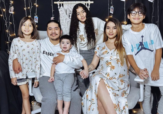 Sheila Marcia pun tak menyangka kalau putrinya kini sudah remaja karena waktu berjalan terlalu cepat. Jangan cepat-cepat dong besarnya nak, Mama kaget-kaget terus liat kamu kok sudah gadis aja, tulisnya di Instagram. Foto: Instagram @itssheilamj