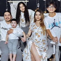 Sheila Marcia pun tak menyangka kalau putrinya kini sudah remaja karena waktu berjalan terlalu cepat. Jangan cepat-cepat dong besarnya nak, Mama kaget-kaget terus liat kamu kok sudah gadis aja, tulisnya di Instagram. Foto: Instagram @itssheilamj