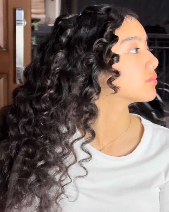 Leticia yang memiliki rambut keriting semakin cantik ketika rambutnya ditata rapi dengan riasan natural. Foto: Instagram @itssheilamj