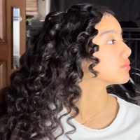 Leticia yang memiliki rambut keriting semakin cantik ketika rambutnya ditata rapi dengan riasan natural. Foto: Instagram @itssheilamj