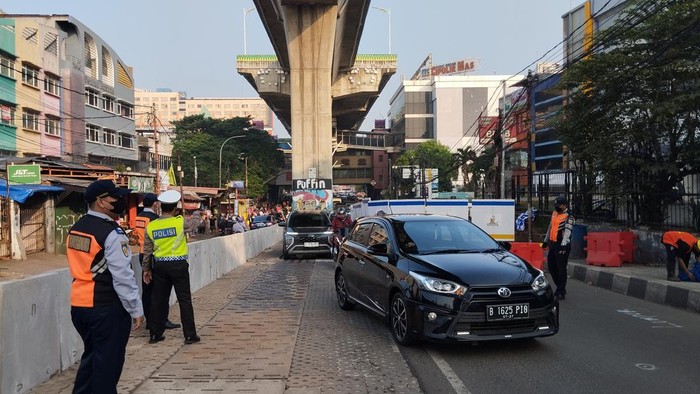 Kemacetan Parah di Ciledug Raya, Polisi Berlakukan Contraflow untuk Urai Antrean