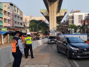 Macet Panjang di Jalan Ciledug Raya Arah Velbak, Polisi Terapkan Contraflow