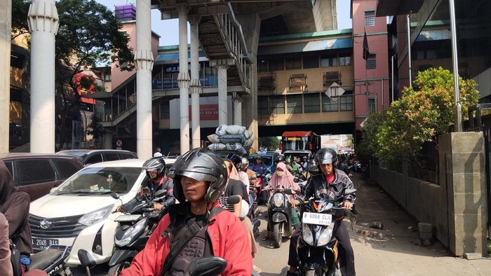 Macet di Jl Ciledug Raya karena galian di Pasar Cipulir.