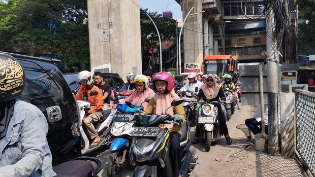 Macet di Jl Ciledug Raya karena galian di Pasar Cipulir.