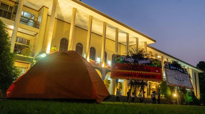 Mahasiswa melakukan aksi berkemah di halaman Balairung, Universitas Gadjah Mada (UGM), Sleman, D.I Yogyakarta, Rabu (29/5/2024). Aksi tersebut bentuk protes atas tingginya nominal Uang Kuliah Tunggal (UKT). ANTARA FOTO/Andreas Fitri Atmoko/agr/wpa.