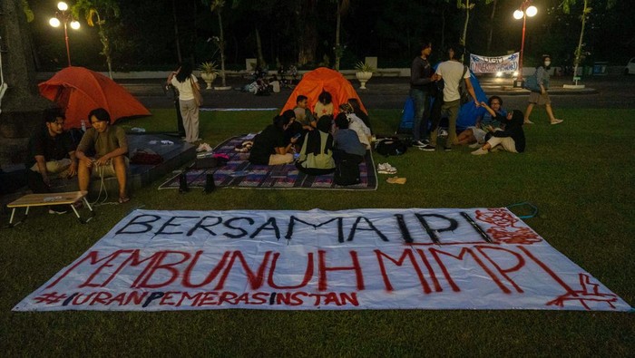 Mahasiswa UGM Gelar Tenda di Kampus Protes Tingginya UKT Mahasiswa melakukan aksi berkemah di halaman Balairung, Universitas Gadjah Mada (UGM), Sleman, D.I Yogyakarta, Rabu (29/5/2024). Aksi tersebut bentuk protes atas tingginya nominal Uang Kuliah Tunggal (UKT). ANTARA FOTO/Andreas Fitri Atmoko/agr/wpa.