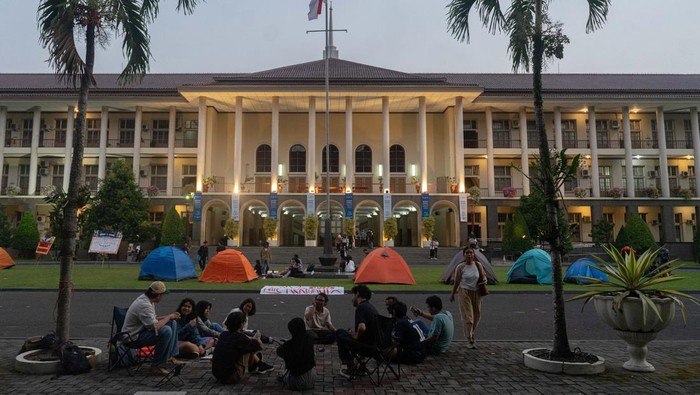 Mahasiswa melakukan aksi berkemah di halaman Balairung, Universitas Gadjah Mada (UGM), Sleman, D.I Yogyakarta, Rabu (29/5/2024). Aksi tersebut bentuk protes atas tingginya nominal Uang Kuliah Tunggal (UKT). ANTARA FOTO/Andreas Fitri Atmoko/agr/wpa.