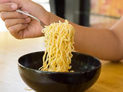 Sering Makan Mie Instan Bisa Picu Batu Ginjal, Ini Faktanya