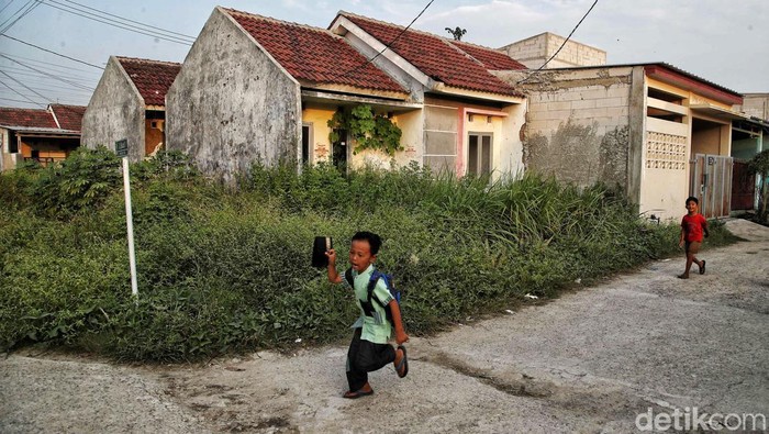 Salah satu perumahan subsidi di Bekasi, Jabar, tampak tak terawat. Kondisi perumahan itu terlihat di tengah hebohnya rencana pemotongan gaji untuk iuran Tapera.