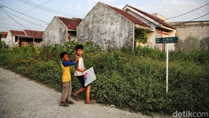 Salah satu perumahan subsidi di Bekasi, Jabar, tampak tak terawat. Kondisi perumahan itu terlihat di tengah hebohnya rencana pemotongan gaji untuk iuran Tapera.
