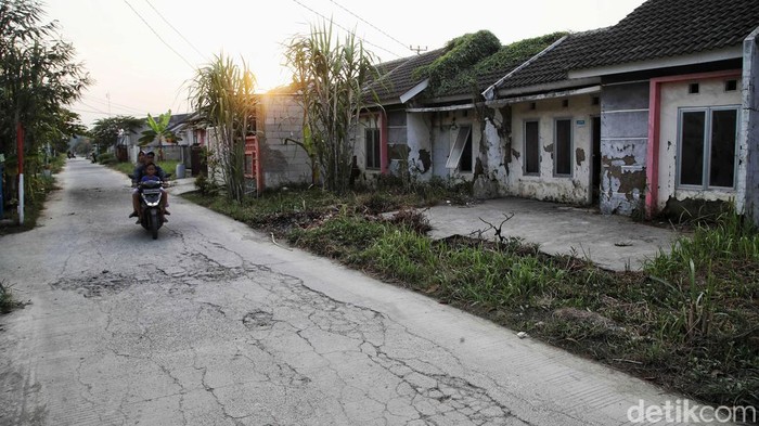 Melihat Kondisi Rumah Subsidi di Tengah Hebohnya Iuran Tapera Salah satu perumahan subsidi di Bekasi, Jabar, tampak tak terawat. Kondisi perumahan itu terlihat di tengah hebohnya rencana pemotongan gaji untuk iuran Tapera.