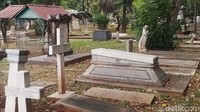 Tempat ini menyimpan 1.100 prasasti nisan para tokoh yang berkaitan erat dengan sejarah Indonesia.  