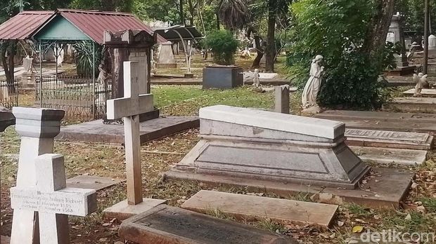 Museum Taman Prasasti, adalah lahan bekas pemakaman orang-orang asing yang tinggal di Batavia. Berbagai prasasti nisan ditata rapi di area seluas 1,3 hektar.