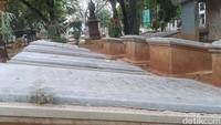 Orang-orang VOC yang sebelumnya dimakamkan di tempat ini mayoritas menganut agama Protestan, maka nisan yang digunakan masih berbahan baku batu andesit yang diimpor langsung dari India Selatan.  