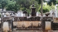 Museum Taman Prasasti yang terletak di Jalan Tanah Abang 1, Jakarta Pusat ini buka dari hari Selasa-Minggu. Mulai dari jam 09.00-15.00 WIB. Dengan biaya masuk dewasa Rp 10.000 (weekend naik jadi Rp 15.000), mahasiswa Rp 5.000, anak-anak Rp 5.000, dan wisatawan asing Rp 50.000.  