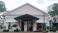 Dahulu kala saat Belanda berada di Tanah Air Indonesia, area ini merupakan sebuah pemakaman modern masa itu yang dibangun pada 28 September 1795. Dan pemakaman modern ini disebut menjadi pemakaman modern pertama di dunia. Pada tahun 1975 Gubernur DKI Jakarta Ali Sadikin memberikan perintah untuk memindahkan seluruh jenazah di pemakaman ini ke Pemakaman Menteng Pulo, Tanah Kusir, dan ada juga yang dibawa oleh keluarga. Dari awalan inilah cikal-bakal Museum Taman Prasasti hadir hingga saat ini.  