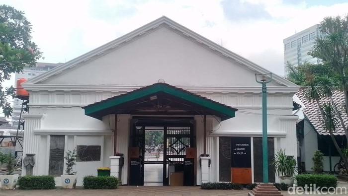 Menelusuri Museum Taman Prasasti, Bekas Pemakaman Orang-orang VOC Museum Taman Prasasti, adalah lahan bekas pemakaman orang-orang asing yang tinggal di Batavia. Berbagai prasasti nisan ditata rapi di area seluas 1,3 hektar.