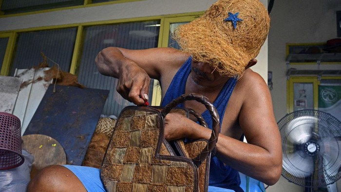 Perajin menyelesaikan pembuatan topi dari limbah sabut kelapa di Makassar, Sulawesi Selatan, Rabu (29/5/2024). Perajin dari UMKM Kelapana Sulsel tersebut bisa memanfaatkan limbah sabut kelapa sampai 30kg per bulan untuk memproduksi berbagai macam barang bernilai ekonomi seperti tas, sandal, pot bunga, topi, dan sepatu yang dijual mulai Rp15.000 hingga Rp750.000 per buah serta dipasarkan ke berbagai daerah di Indonesia. ANTARA FOTO/Hasrul Said/YU/wpa.
