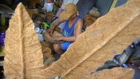 Kerajinan itu dijual ke berbagai daerah Indonesia dengan harga mulai Rp 15 ribu hingga Rp 750 ribu.