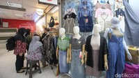 Hadir di Tanah Abang, Little Bangkok disebut-sebut terinspirasi dari fenomena penjualan pakaian online yang marak melalui jastiper dan selebgram yang melakukan live shopping di Bangkok.