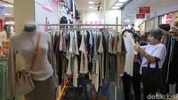 Sekilas kawasan ini terbagi menjadi tiga koridor utama dengan berbagai lapak toko di setiap sisi koridor.