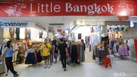 Sejumlah pembeli memadati kawasan perbelanjaan Little Bangkok di Pusat Grosir Metro Tanah Abang, Jakarta, Kamis (30/5/2024). Little Bangkok yang sempat viral beberapa waktu lalu ini masih diminati oleh para pembeli.