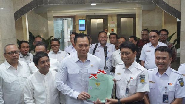Menteri ATR/BPN Agus Harimurti Yudhoyono bertemu Direktur Utama KAI Didiek Hartantyo di Kantor Kementerian ATR/BPN Jakarta, Kamis (30/5/2024). (Dok: KAI)