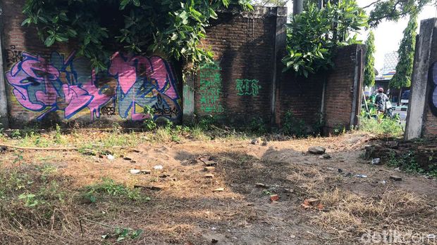 Mobil CIVIC yang viral hilang empat rodanya sudah tidak ada di lokasi, Kamis (30/5/2024).