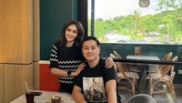 Tidak hanya bersama mantan suami dan anak, tetapi bintang film Paku Tanah Jawa itu juga kerap membagikan momen makan bersama kerabat. Seperti ini ketika ia dan manajernya ngopi di cafe Croco. Foto: Instagram @masayuanastasia