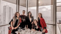 Sempat terlihat juga momen ketika wanita 40 tahun itu makan siang bersama timnya di restoran OSCAR. Terlihat seru ya? Foto: Instagram @masayuanastasia