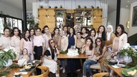 Masayu juga sempat menghadiri acara ulang tahun temannya, Selly Wilson. Ia diundang makan siang di Ecology Bistro and Lounge. Terlihat banyak makanan hingga kue ulang tahun. Foto: Instagram @masayuanastasia
