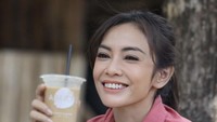 Wanita yang sering main film horror ini juga suka menunjukkan momen bahagianya ketika sedang ngopi. Seperti ini ketika ia minum segelas es kopi susu.  Foto: Instagram @masayuanastasia