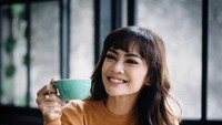 Begini pose manisnya saat ngopi di sebuah kafe. Pada hari minggu, ia menghabiskan waktu santainya dengan minum segelas kopi hangat. Foto: Instagram @masayuanastasia