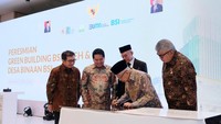Maruf Amin melakukan peresmian dengan didampingi Komisaris Utama BSI Muliaman D Hadad, PJ Gubernur Aceh Bustami Hamzah, Direktur Utama BSI Hery Gunardi, dan Wali Nangroe Aceh Tgk Malik Mahmud Al-Haythar. 