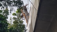 Dalam foto yang dirilis MRT Jakarta, terlihat ada besi konstruksi yang jatuh menghalangi jalur atau track MRT. Dikarenakan adanya insiden pada kegiatan konstruksi yang sedang dikerjakan Gedung Kejaksaan Agung RI yaitu oleh kontraktor Hutama Karya berdampak pada operasional kereta, maka operasional MRT Jakarta akan dihentikan sementara, kata perusahaan dalam keterangan resminya, Kamis (30/5/2024). Foto: dok. MRT Jakarta
