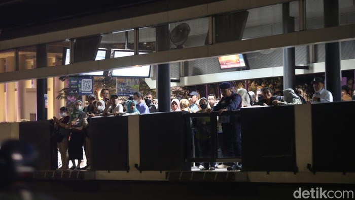 MRT Lumpuh, Warga Cari Alternatif Transportasi Online hingga TransJ Masyarakat beralih menggunakan transportasi online maupun Transjakarta untuk melanjutkan perjalanan usai MRT tidak beroperasi.