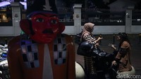 Masyarakat beralih menggunakan transportasi online maupun Transjakarta untuk melanjutkan perjalanan usai MRT tidak beroperasi.