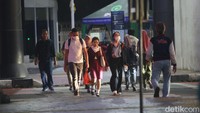 MRT Jakarta menginformasikan perjalanan kereta dihentikan sementara imbas insiden pada proyek konstruksi di Gedung Kejagung, Jakarta Selatan.