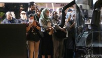 Sejumlah masyarakat mencari alternatif transportasi usai robohnya cran ke jalur MRT di kawasan Blok M, Jakarta, Kamis (30/5/2024).