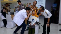 (Ki-ka) Direktur Utama Bank Mandiri Taspen, Elmamber P. Sinaga (kedua dari kiri), bersama Pj Gubernur Sulawesi Selatan, Prof. Dr. Zudan Arif Fakrulloh (paling kanan) menyaksikan screening pasien katarak oleh dokter dalam kegiatan CSR Operasi Katarak bertajuk Mantap Melihat yang dilakukan oleh Bank Mandiri Taspen di Makassar. 