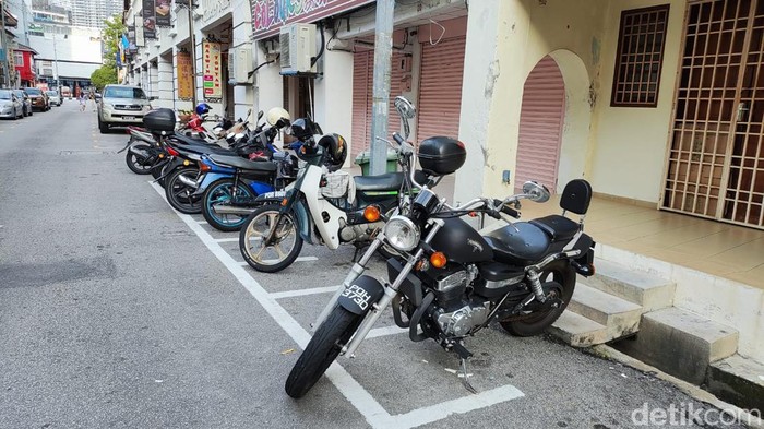 Parkir kendaraan di Penang, Malaysia.
