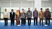 Universitas Islam Internasional Indonesia (UIII) adalah perguruan tinggi negeri internasional Islam di Depok, Jawa Barat, Indonesia. Diresmikan oleh Presiden Joko Widodo melalui Peraturan Presiden No. 57 Tahun 2016, pembangunan universitas dimulai pada tahun 2018. UIII berkomitmen untuk mendorong keunggulan intelektual, mempromosikan dialog antaragama, dan mendidik para calon pemimpin masa depan untuk masyarakat global. Foto: (Dok UIII)