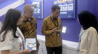 Vice President Usaha Penumpang Non Komersial PT Pelni (Persero) Presda Simangasing, SH (kedua kiri) bersama Vice President Usaha Penumpang Komersial & Penunjang Berryl A Insanul Firdaus (kedua kanan) menjelaskan kepada pengunjung mengenai paket wisata dan wisata Pinisi PT Pelni dalam acara tersebut. Selain Paket Wisata dan Wisata Pinisi, Pelni juga memperkenalkan aplikasi unggulan yaitu Pelni Mobile, dimana aplikasi tersebut membuat Teman Pelni semakin mudah mendapatkan informasi jadwal kapal Pelni hingga pembelian tiket.