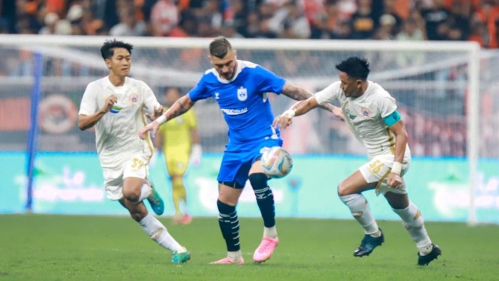 Pemain asing trial PSIS, Yevhen Bokhashvili mendapat kawalan ketat dari pemain Persija.