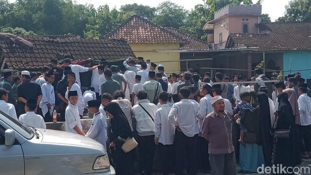 Pemakaman santri asal Klaten yang tenggelam di sungai Elo, Magelang.