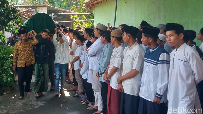 Pemakaman santri asal Klaten yang tenggelam di sungai Elo, Magelang.