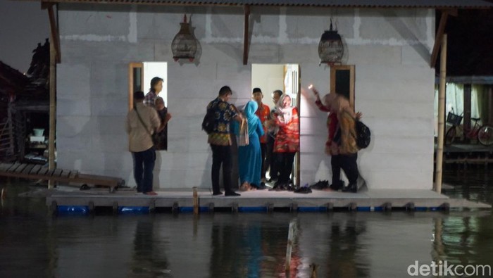 Bupati Demak Eistianah beri bantuan paket sembako dan melihat prototipe rumah mumbul di Desa Timbulsloko, Kecamatan Sayung, Demak, Rabu (29/5/2024).