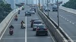Hindari Polisi, Pemotor Nekat Lawan Arah di JLNT Casablanca