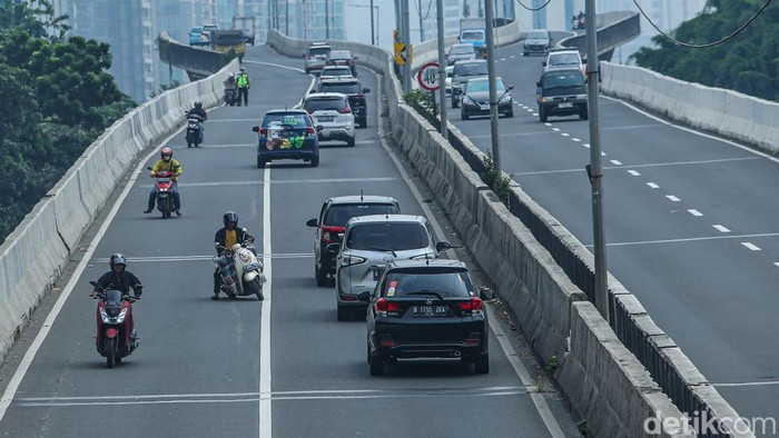Pemotor lawan arah di Jalan Layang Non Tol (JLNT) Casablanca. Para pengendara menghindari razia dari polisi di JLNT Casablanca.